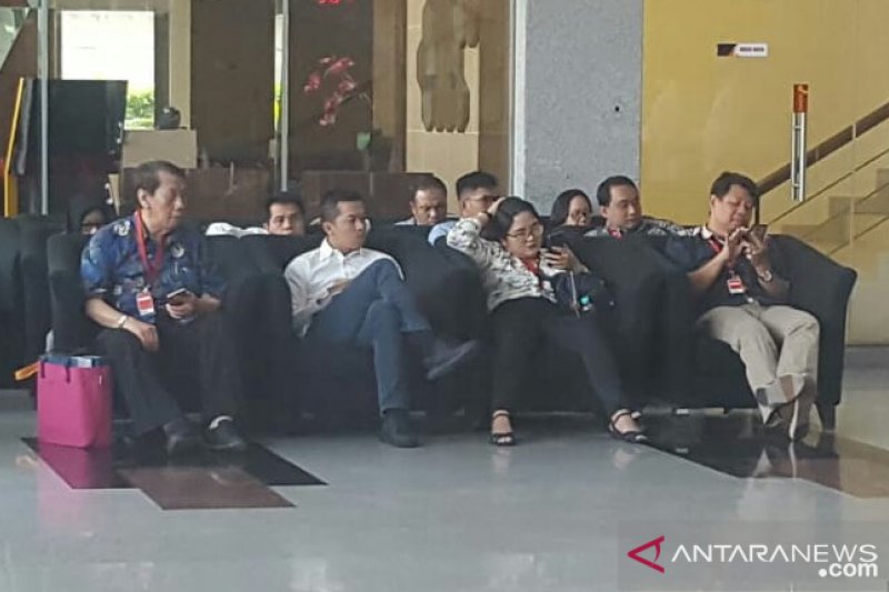 Mantan pebulu tangkis Indonesia Taufik Hidayat (duduk, kedua dari kiri) di gedung KPK, Jakarta, Kamis (1/8/2019). (Antara/Benardy Ferdiansyah)
