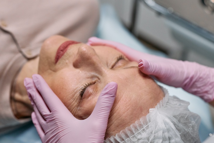 Hambat Penuaan Dini dengan Treatment Peremajaan Kulit Wajah