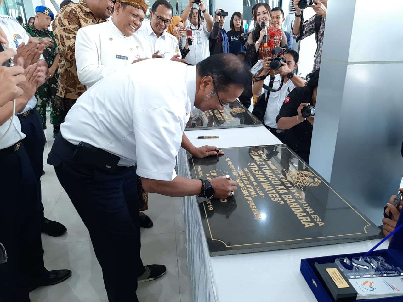 Direktur Utama PT Kereta Api Indonesia (KAI) Edi Sukmoro (kanan) meresmikan ruang tunggu kereta bandara di Stasiun Solo Balapan, Jawa Tengah, Kamis (29/8). (MP/Ismail)