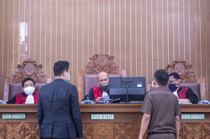 Ketua Majelis Hakim Nazar Effriandi (tengah) memimpin sidang permohonan Peninjauan Kembali (PK) yang diajukan oleh buron kasus Bantuan Likuiditas Bank Indonesia (BLBI) dan hak tagih (cassie) Bank Bali Djoko Tjandra di Pengadilan Negeri Jakarta Selatan, Jakarta, Senin (20/7/2020). Pengadilan Negeri Jakarta Selatan kembali menunda sidang tersebut karena Djoko Tjandra berhalangan hadir karena dikabarkan sakit di Malaysia. (ANTARA FOTO/Nova Wahyudi/wsj)