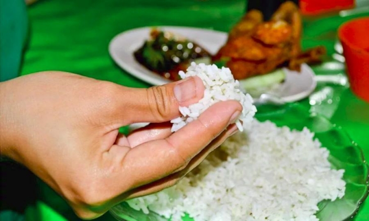 Makan pakai tangan merupakan sunnah Rasul. (Foto: detechter.com)