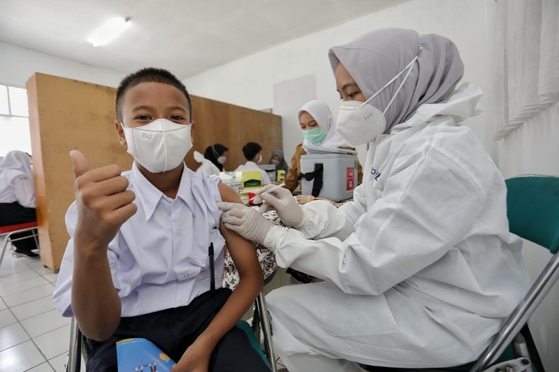 Percepat Vaksinasi, Pelajar di Jabar Diminta Bawa Kakek/Nenek Buat Disuntik