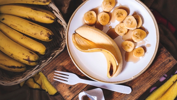 Selain sehat, pisang juga dapat membuat suasana hati jadi membaik. (Foto: unsplash/Eiliv Sonas)