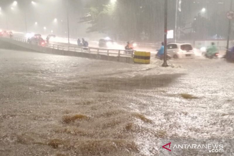 Banjir merendam ruas jalan di kawasan Karet Tengsin, Tanah Abang, Jakarta Pusat, Senin (21/9/2020) malam. (ANTARA/HO-BPBD DKI)