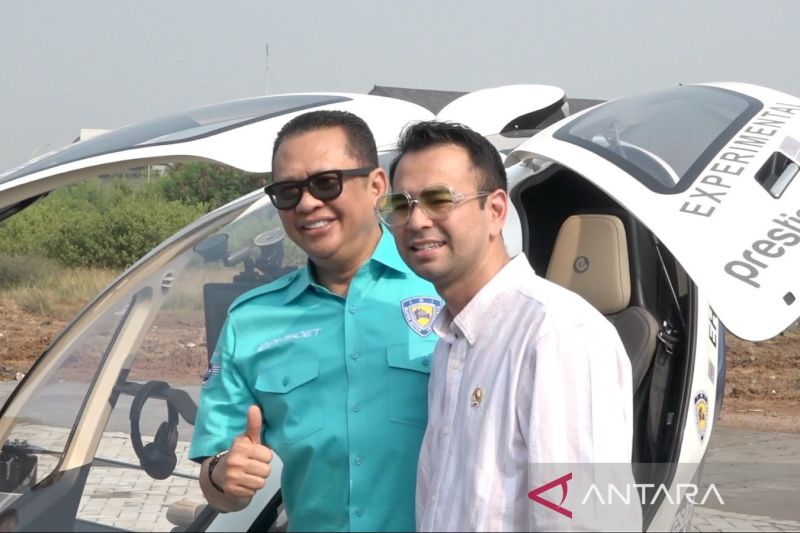 Utusan Khusus Presiden Bidang Pembinaan Generasi Muda dan Pekerja Seni, Raffi Ahmad (kanan), bersama Anggota Komisi III DPR RI Bambang Soesatyo (kiri), saat hendak menguji coba taksi terbang EHang 216-s, di kawasan PIK 2, Tangerang, Banten, Rabu (25/6/2025). (ANTARA/Pamela Sakina)