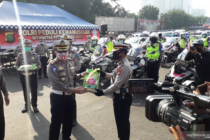 Polda Metro Jaya Bagikan 25 Ton Beras ke Warga Terdampak COVID-19