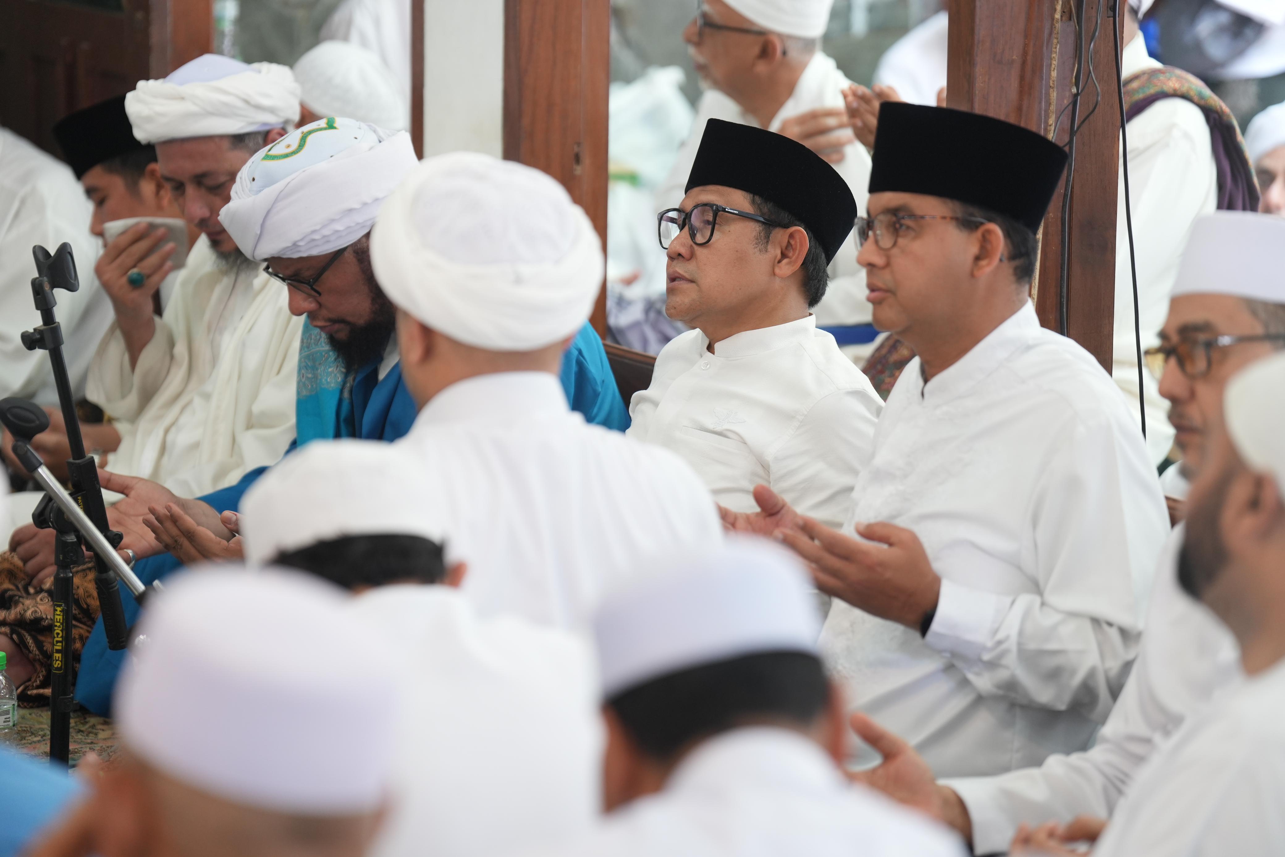 Anies, Cak Imin dan Gibran Makan Bareng di Haul Habib Ali Solo
