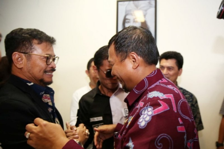 Pejabat (Pj) Wali Kota Makassar Iqbal Suhaeb (kanan) menyambut kedatangan Menteri Pertanian Syahrul Yasin Limpo (kiri) sesaat tiba di Bandara Internasional Sultan Hasanuddin Makassar, Maros, Sulawesi Selatan, Jumat (25/10). (Foto: Antara)