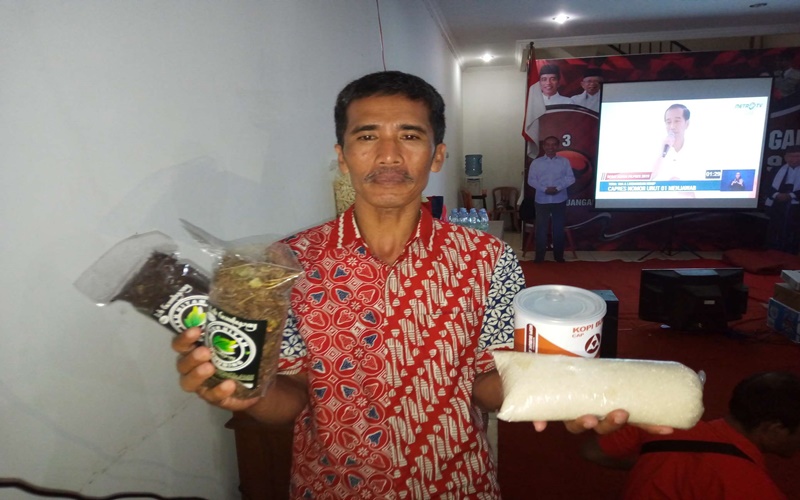 Relawan mendapat makanan dan kopi dari Ibunda Jokowi