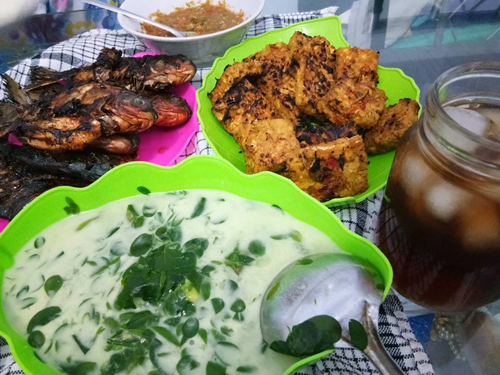 Uta kelo makanan khas Suku Kaili, Sulawesi Tengah, disandingkan dengan lauk pauk. (Instagram/ phutrywardhana)