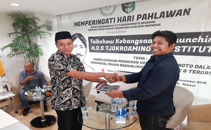 HOS Tjokroaminoto dianggap sebagai bapak bangsa yang memberikan sumbangsih dalam masalah perekonomian