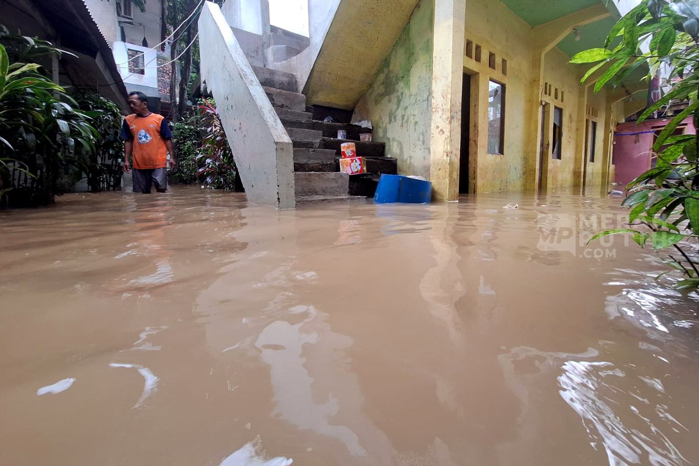 Warga Bantaran Kali Ciliwung Masih Terendam Banjir Setinggi 60 Cm di Pejaten Timur Jakarta 