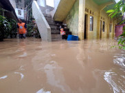 Warga Bantaran Kali Ciliwung Masih Terendam Banjir Setinggi 60 Cm di Pejaten Timur Jakarta 