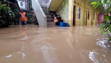 Warga Bantaran Kali Ciliwung Masih Terendam Banjir Setinggi 60 Cm di Pejaten Timur Jakarta 