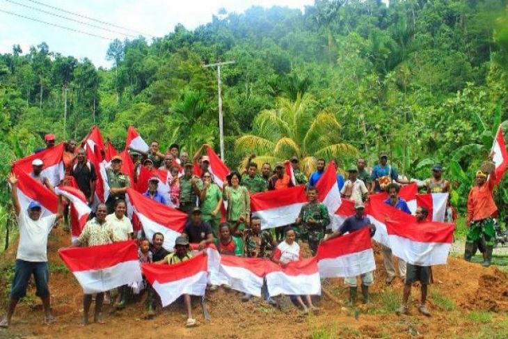 Warga Papua dengan Bendera Merah Putih