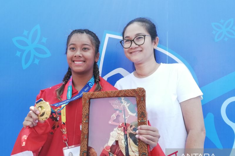Disaksikan sang Ibunda, Tara Athaya Pecahkan Rekor Para Renang