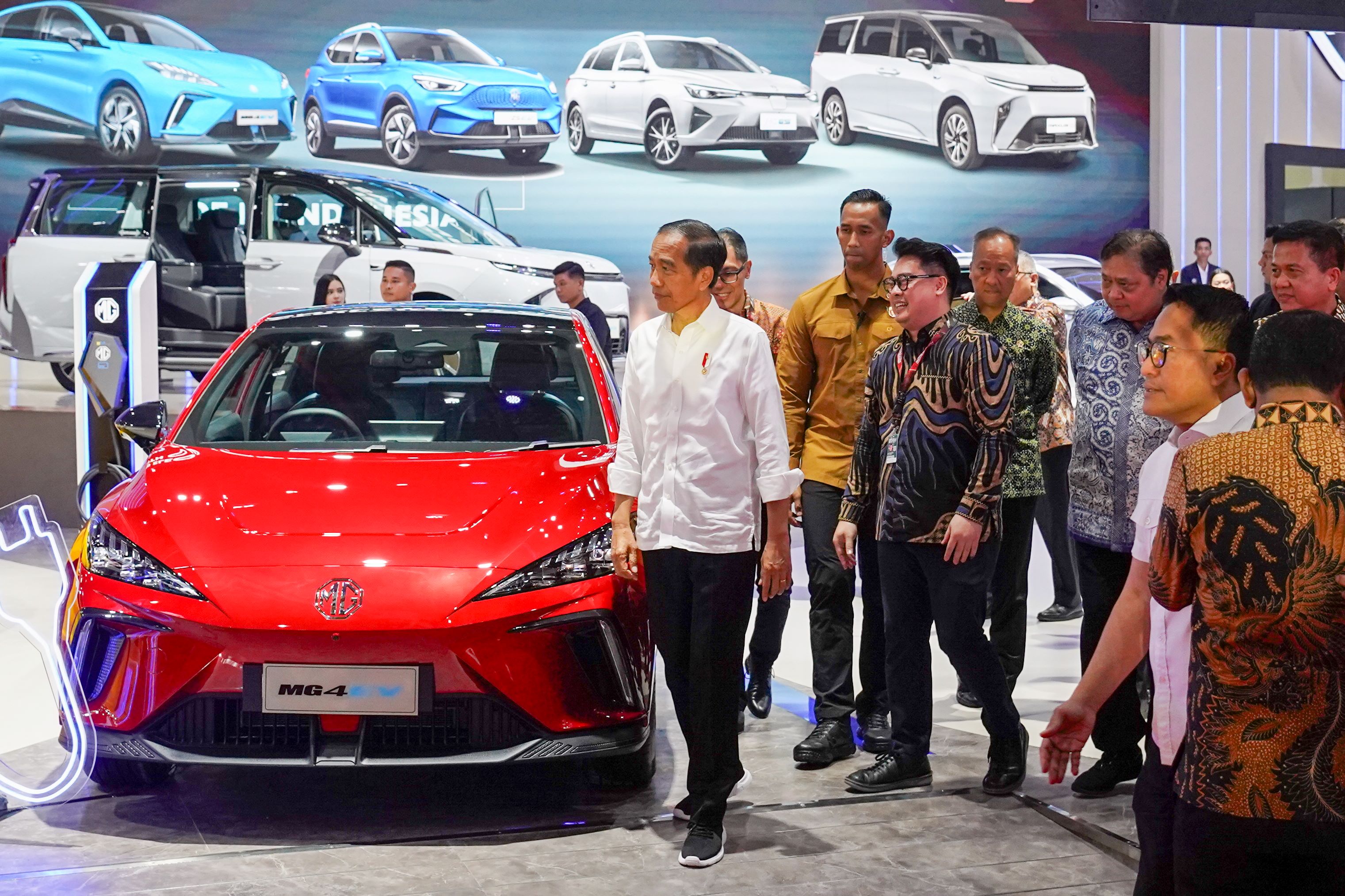 Presiden Jokowi Puji Desain Mobil MG di IIMS 2024