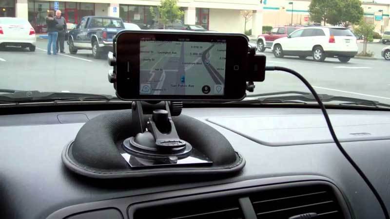 Ternyata Berkendara Sambil Gunakan GPS Tak Dilarang, Asal...