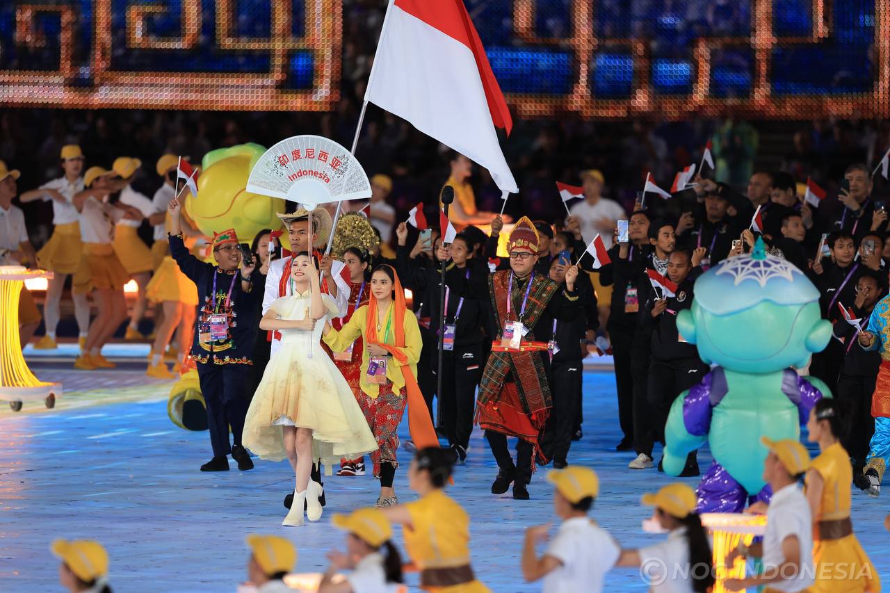 Defile kontingen Indonesia di Opening Ceremony Asian Games 2022, Sabtu (23/9). Foto:NOC Indonesia