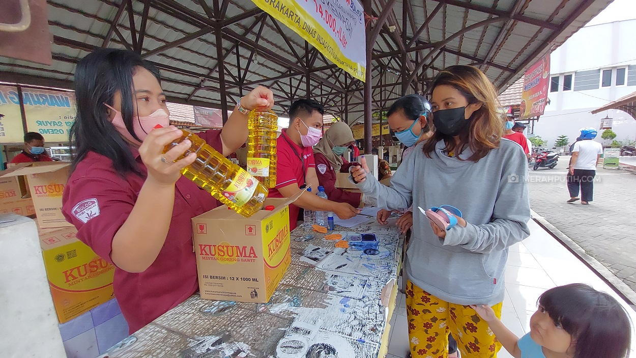 Minyak Goreng Langka dan Mahal, Warga Solo Serbu Pasar Murah