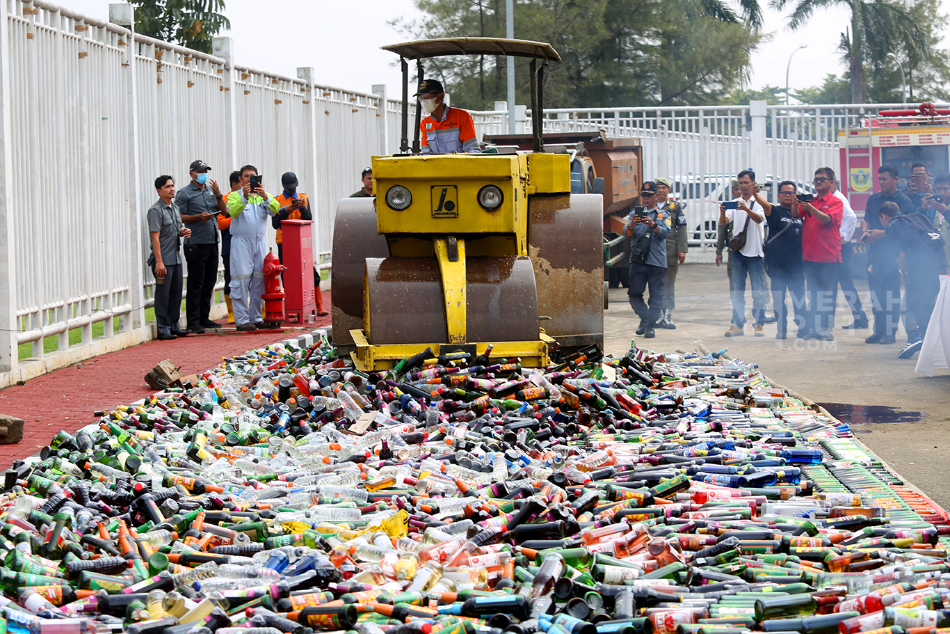 Pemusnahan 1,8 Juta Rokok Ilegal dan13.282 Botol Miras Ilegal di Bogor