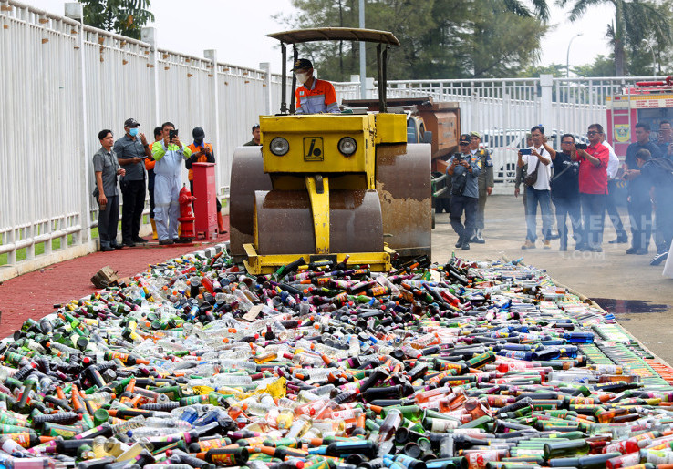 Pemusnahan 1,8 Juta Rokok Ilegal dan13.282 Botol Miras Ilegal di Bogor