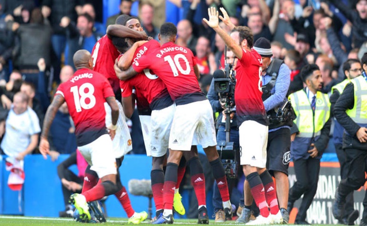 Para pemain MU merayakan gol Rashford