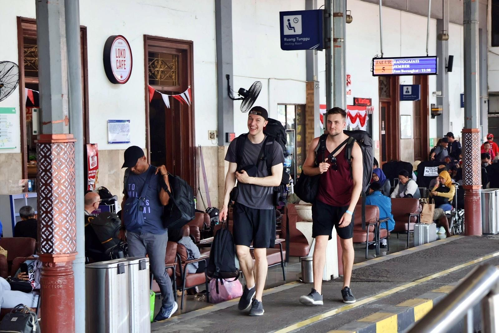10 Stasiun Kereta Api Paling Diminati Turis Asing