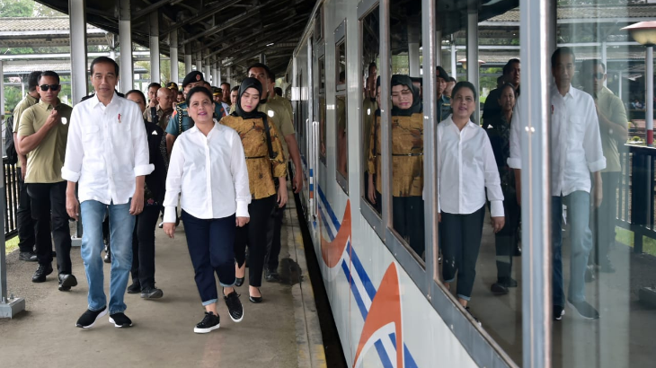 Presiden Jokowi bersama Ibu Negara Iriana Joko Widodo naik kereta api dari Stasiun Bandung menuju ke Cibatu, Garut, Jabar, Jumat (18/1) pagi. (Foto: Setpres)