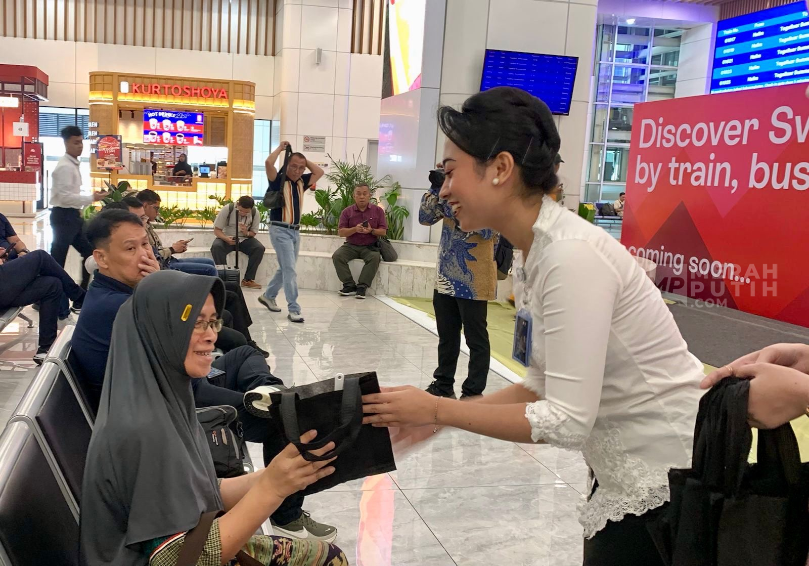 Semarak Hari Kartini, Ratusan Perempuan Petugas Whoosh Berkebaya Bagikan Bunga dan Hadiah kepada Penumpang