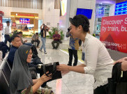 Semarak Hari Kartini, Ratusan Perempuan Petugas Whoosh Berkebaya Bagikan Bunga dan Hadiah kepada Penumpang