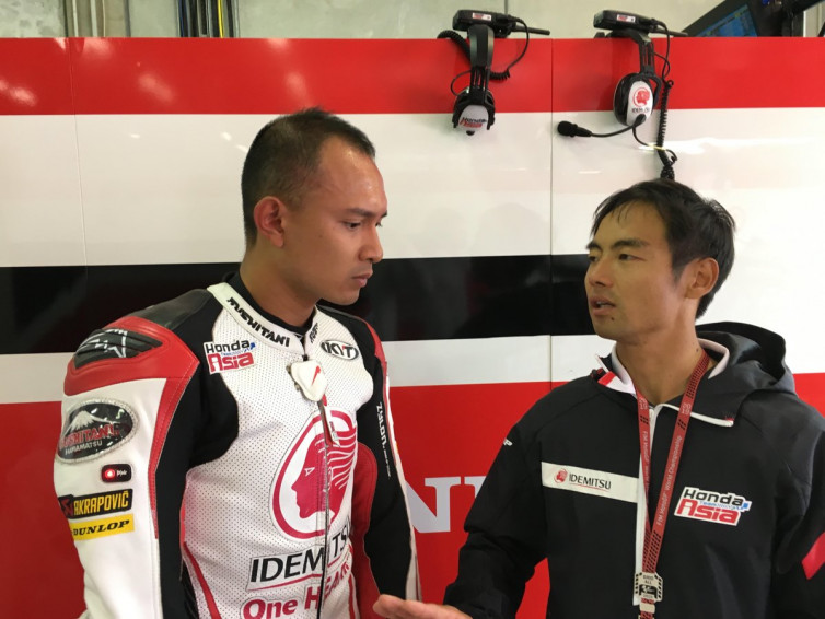 Dimas Ekky Bersama Manajer Honda Team Asia, Hiroshi Aoyama Usai FP1 Moto2 Jerman (Twitter/Honda Team Asia)