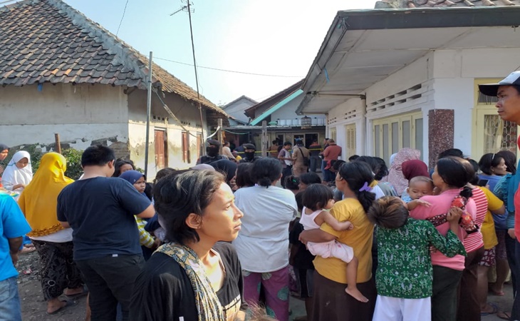 Penggeledahan rumah terduga teroris W di Cirebon mendapat perhatian dari banyak warga