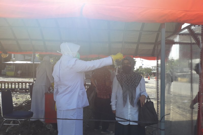 Tim gugus tugas percepatan penanganan COVID-19 Pasaman Barat saat memeriksa suhu tubuh warga antisipasi COVID-19.