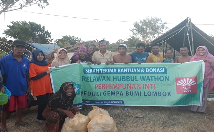Penyerahan nasi bungkus di dapur umum Perhimpunan INTI