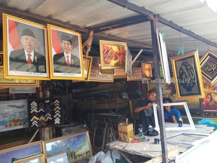Pengrajin pigura di Solo, Jawa Tengah mulai menjual bingkai foto Joko Widodo-Ma'ruf Amin (Jokowi-Amin), Kamis (17/10). (MP/Ismail)