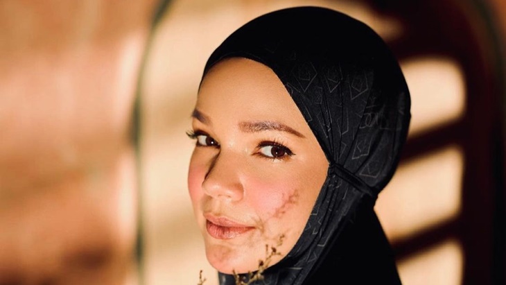 Dewi Sandra Bagikan Tips Cerdas Belanja Fesyen Daring
