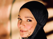 Dewi Sandra Bagikan Tips Cerdas Belanja Fesyen Daring