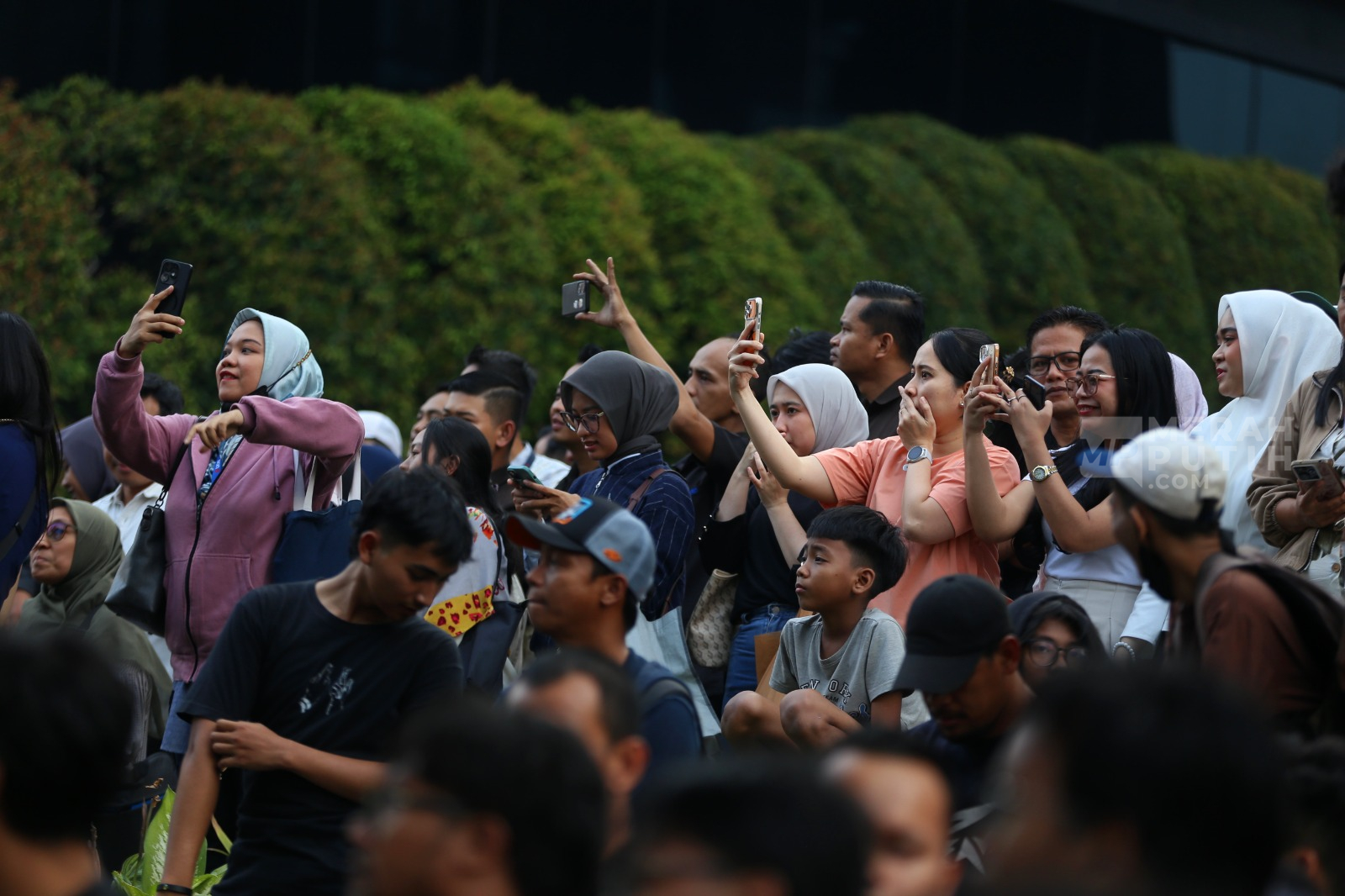 Pekerja Kantoran Nonton Aksi Unjuk Rasa Mahasiswa BEM UI di Kawasan Bundaran HI Jakarta