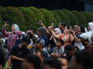 Pekerja Kantoran Nonton Aksi Unjuk Rasa Mahasiswa BEM UI di Kawasan Bundaran HI Jakarta