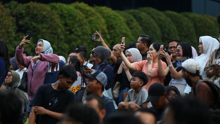 Pekerja Kantoran Nonton Aksi Unjuk Rasa Mahasiswa BEM UI di Kawasan Bundaran HI Jakarta