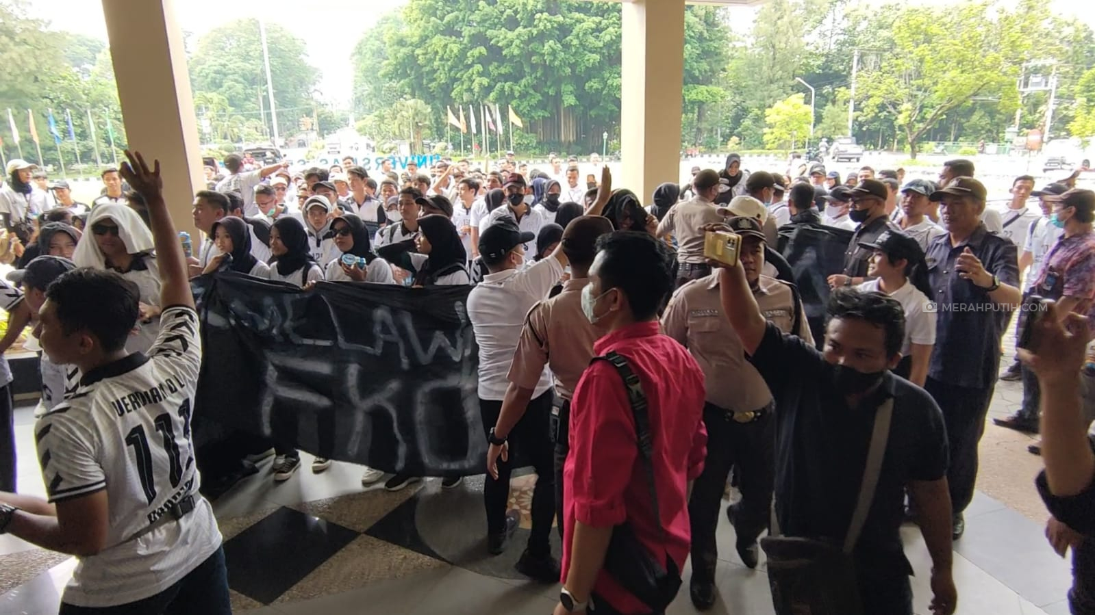 Dekan FKOR Disomasi MWA, Ratusan Mahasiswa dan Dosen UNS Gelar Aksi Solidaritas