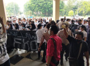 Dekan FKOR Disomasi MWA, Ratusan Mahasiswa dan Dosen UNS Gelar Aksi Solidaritas