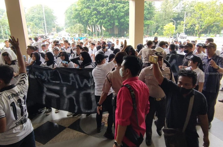 Dekan FKOR Disomasi MWA, Ratusan Mahasiswa dan Dosen UNS Gelar Aksi Solidaritas