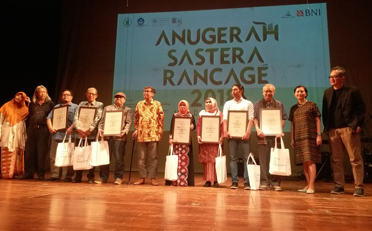 Hadiah Sastra Rancage, Warisan Ajip Rosidi Rawat Sastra Daerah dari Kocek Sendiri