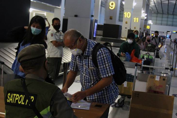 Petugas Satpol PP DKI Jakarta memeriksa dokumen kesehatan dan Surat Ijin Keluar Masuk (SIKM) Jakarta penumpang pesawat setibanya di Terminal 3 Bandara Soekarno Hatta, Tangerang, Banten, Rabu (27/5/2020). ANTARA FOTO/Muhammad Iqbal/foc. (ANTARA FOTO/MUHAMMAD IQBAL)