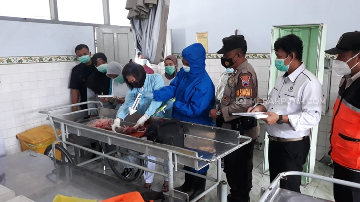 Anggota Polsek Sragen Kota melakukan olah TKP penemuan jenazah bayi di salururan irigasi Kabupaten Sragen, Jawa Tengah, Senin (15/3). (MP/Ismail)