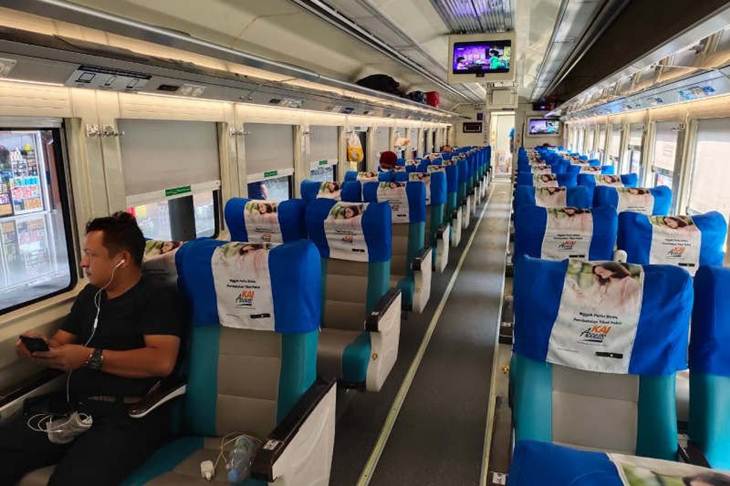 Suasana KA Argo Bromo Anggrek saat berhenti di Stasiun Tawang Semarang, Jumat. (ANTARA/ HO-Humas PT KAI Daop 4 Semarang)