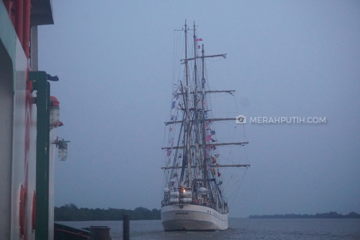 Kapal Dewaruci sedang berada di Sungai Musi (MP/Muchammad Yani)