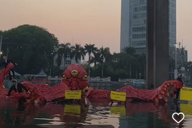 Polisi Amankan 12 Aktivis Greenpeace saat Unjuk Rasa di Kolam Bundaran HI